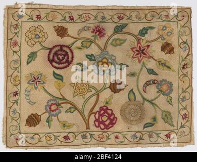 Housse d'oreiller. Panneau horizontal rempli de têtes de fleurs fantastiques, de feuilles, de branches d'épandage d'un petit arbre fleuri, bordure étroite sur quatre côtés avec défilement fleuri en cours. Banque D'Images