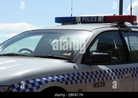 VOITURE DE POLICE AUSTRALIENNE GARÉE PRÈS DU PONT HARBOUR, SYDNEY, NOUVELLE-GALLES DU SUD, AUSTRALIE. Banque D'Images