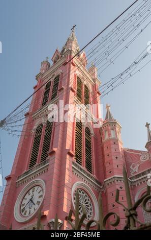 Église rose, Ho Chi Minh Ville, Vietnam Banque D'Images