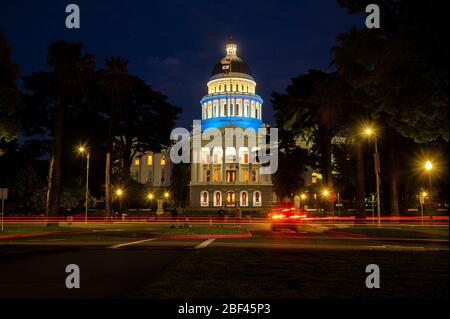 Sacramento, Californie, États-Unis. 16 avril 2020. La capitale de l'État de Californie est en lumière bleue pour honorer les travailleurs de la santé lors de la pandémie de coronavirus à la capitale de l'État le jeudi 16 avril 2020 à Sacramento. Crédit: Paul Kitagaki Jr./ZUMA Wire/Alay Live News Banque D'Images