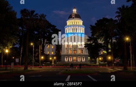 Sacramento, Californie, États-Unis. 16 avril 2020. La capitale de l'État de Californie est en lumière bleue pour honorer les travailleurs de la santé lors de la pandémie de coronavirus à la capitale de l'État le jeudi 16 avril 2020 à Sacramento. Crédit: Paul Kitagaki Jr./ZUMA Wire/Alay Live News Banque D'Images