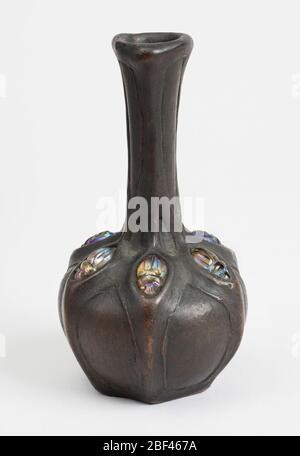 Vase. Vase plaqué bronze avec six scarabes incrustés. Corps en argile blanche, semi-porcelaine, fonte. Corps bulbe avec long col fin avec bord légèrement torrené. Banque D'Images