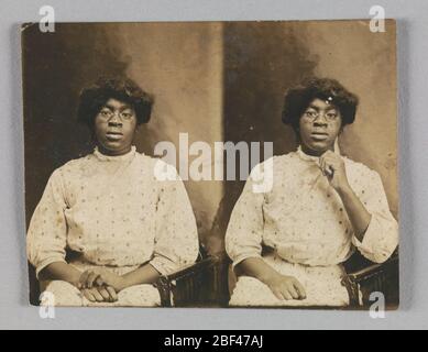 Carte stéréographe d'une femme non identifiée. Une carte stéréographe d'une femme non identifiée assise en chaise. Le stéréoscope présente deux photos de la même femme. La femme porte une robe de couleur claire avec des points. La photo de gauche présente la femme assise sur une chaise avec ses mains croisées sur ses genoux. Banque D'Images