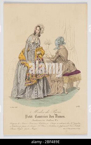 Plate 1954 modes de Paris Paris mode petit courrier des Dames Journal des modes Little Ladies Mail Fashion Journal. Illustration de mode montrant une femme sur la droite assise à une table lisant un document. Elle porte un capot bleu clair et une robe de couleur crème sur toute la longueur du sol. Elle se trouve sur un tabouret violet et or fantaisie, face légèrement à gauche, avec son dos vers le spectateur. Banque D'Images
