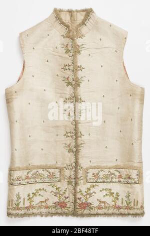 Gilet de costume. Gilet taffeta blanc-crème brodé dans des soies multicolores à l'aide d'un point de chaîne. Légende du renard et du Nid-de-Corbeau sur le fond et le rabat de poche. Vaporisateurs de fleurs sur boutonnières. Gilet de style fin XVIIIe avec col droit et col montant. Banque D'Images