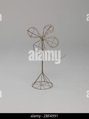 Châssis en fil de fer à quatre feuilles sur le statif. Le cadre de fleur de trèfle pourrait être utilisé à diverses fins. Des symboles de bonne chance, tels que le fer à cheval, le trèfle à quatre feuilles, les cornes de plein air et les os de souhaits, ont été apparus lors d'événements tels que les ouvertures de magasin, les graduations et d'autres célébrations. Banque D'Images