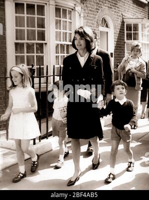 Ancienne première Dame des États-Unis la première Dame JACQUELINE KENNEDY voit son fils, John Jr et sa fille Caroline à l'école. Banque D'Images