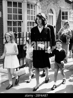 Ancienne première Dame des États-Unis la première Dame JACQUELINE KENNEDY voit son fils, John Jr et sa fille Caroline à l'école. Banque D'Images