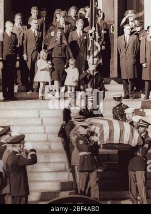 19 juin 1967 - Waterford, Irlande - première Dame JACQUELINE KENNEDY (7/28/1929-5/19/1994), veuve du président John F. Kennedy, cheval dans la campagne irlandaise en vacances. Banque D'Images