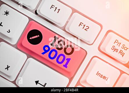 Note d'écriture montrant ISO 9001. Le concept commercial conçu aide les entreprises à répondre aux besoins des clients Banque D'Images
