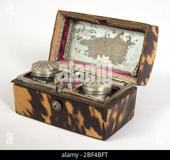 Kit d'écriture. Boîte rectangulaire à tortoiseshell avec couvercle arqué (a), contenant un puits d'encre (b), une bouteille pour sable (c), un stylo (d), des pointes de stylo (e/f). Banque D'Images