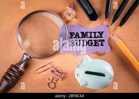 Budget familial. Concept d'épargne, de paiements, de planification et de passif de crédit. Loupe, papier à lettres et papier à note sur la table Banque D'Images