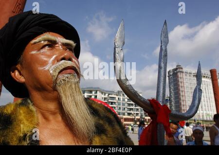 Le 23 juillet 2006, le 50ème anniversaire de la création de la préfecture autonome de Qiandongnan Miao et Dong à Guizhou l'image d'un pêcheur le TH Banque D'Images