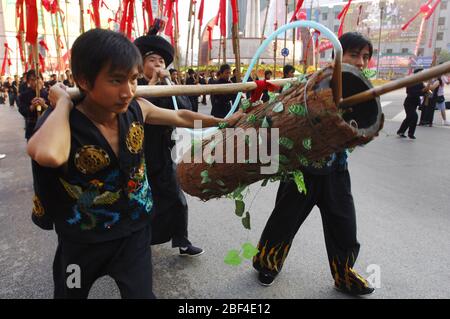 Le 23 juillet 2006, le 50ème anniversaire de la création de la préfecture autonome de Qiandongnan Miao et Dong à Guizhou, capitale de Kaili, le hu Banque D'Images