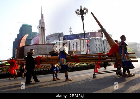 Le 23 juillet 2006, le 50ème anniversaire de la création de la préfecture autonome de Qiandongnan Miao et Dong dans la province de Guizhou à Kaili, la capitale Banque D'Images