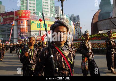 Le 23 juillet 2006, le 50ème anniversaire de la création de la préfecture autonome de Guizhou de Qiandongnan Miao et Dong dans la capitale de l'automobile Banque D'Images