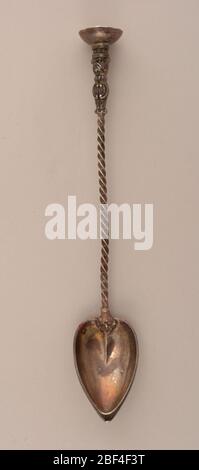 Cuillère. La cuvette ovale pointue, partiellement cannelée, puis tordue, se terminant dans acanthus défile sous la borne de concasseur circulaire. Banque D'Images