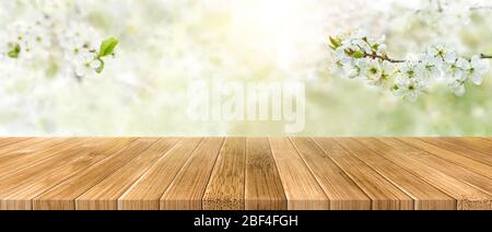 Fond de printemps avec fleurs blanches et poutres apparentes devant une table en bois. Jardin de pomme printanière sur l'arrière-plan Banque D'Images