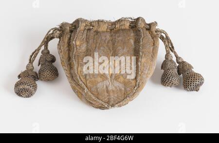 Sac à main. Petit sac à main avec quatre côtés identiques de forme de bouclier et un dessus de cordon, doublé de damassette en soie bleue. De chaque côté se trouve une conception symétrique d'une plante à fleurs avec des oiseaux perchés dans les branches. Banque D'Images