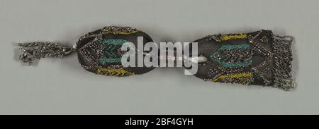 Sac à main Misers. Soie noire crochetée ; zones brodées de soie verte et jaune avec fleurs stylisées de perles d'acier coupées. Plus de perles sont utilisées en forme triangulaire. Deux bagues en acier commandent la fermeture latérale ; des glands en perles d'acier à une extrémité, des franges en perles d'acier à l'autre. Banque D'Images