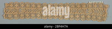 Fragment. Imitation beige Alençon. Bande ornementale constituée de petits morceaux de dentelle, pour le centre une tige avec des feuilles avec une bordure de chaque côté dans le dessin de quatre pétales de fleurs dans les compartiments. Banque D'Images