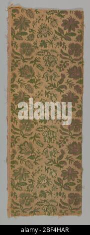 Fragments. Repassage de fleurs en velours coupé et non coupé, de taille moyenne, dans des tons de vert, blanc, brun clair, mauve et rose, avec des fils d'or métalliques dans le sol. Banque D'Images