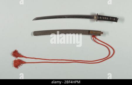 Shabbard et épée. Lame en acier longue avec spirale et cordon noir. Sous le cordon, texture de type galet. Menuki de pins. Tsubara ovale de fer, argent, or, et shibuichi. Le design est un homme et une grenouille. Plaque argentée Haliki. Fuchi-Kashira-oiseau de shibuichi et d'or. Banque D'Images