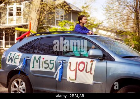 Bloomington, États-Unis. 16 avril 2020. Une étudiante attend l'enseignante Mary Alice Rickert pendant le défilé.les élèves de la quatrième classe de Mary Alice Rickert à l'école primaire Childs, ont un défilé surprise de distanciation sociale pour lui dire qu'ils lui manquent. Rickert a enseigné aux étudiants virtuellement, mais a dit qu'elle s'est rendue compte, les étudiants sont la seule raison qu'elle enseigne, et elle les manque. Elle a dit que le défilé est l'une des plus belles choses que personne n'a jamais fait pour elle. Crédit: SOPA Images Limited/Alay Live News Banque D'Images