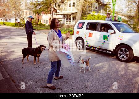 Bloomington, États-Unis. 16 avril 2020. Mary Alice Rickert raque ses élèves pendant la parade.les élèves de la 4ème classe de Mary Alice Rickert à l'école primaire Childs, ont un défilé surprise de distanciation sociale pour lui dire qu'ils lui manquent. Rickert a enseigné aux étudiants virtuellement, mais a dit qu'elle s'est rendue compte, les étudiants sont la seule raison qu'elle enseigne, et elle les manque. Elle a dit que le défilé est l'une des plus belles choses que personne n'a jamais fait pour elle. Crédit: SOPA Images Limited/Alay Live News Banque D'Images