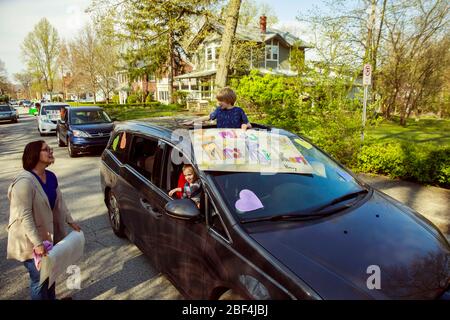 Bloomington, États-Unis. 16 avril 2020. Mary Alice Rickert, à gauche, réagit à un élève pendant la parade.les élèves de la 4ème classe de Mary Alice Rickert à l'école primaire Childs, tiennent un défilé surprise de distanciation sociale pour lui dire qu'ils lui manquent. Rickert a enseigné aux étudiants virtuellement, mais a dit qu'elle s'est rendue compte, les étudiants sont la seule raison qu'elle enseigne, et elle les manque. Elle a dit que le défilé est l'une des plus belles choses que personne n'a jamais fait pour elle. Crédit: SOPA Images Limited/Alay Live News Banque D'Images