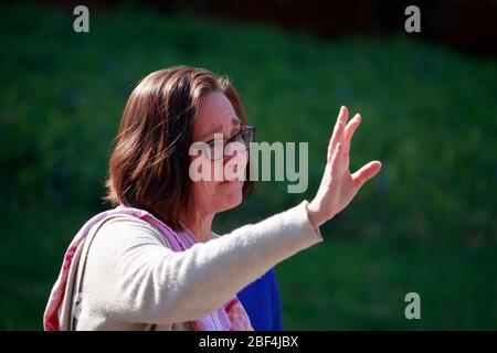 Bloomington, États-Unis. 16 avril 2020. Mary Alice Rickert réagit lorsqu'elle sort de sa maison.les élèves de la quatrième classe de Mary Alice Rickert à l'école primaire Childs, ont un défilé surprise de distanciation sociale pour lui dire qu'ils lui manquent. Rickert a enseigné aux étudiants virtuellement, mais a dit qu'elle s'est rendue compte, les étudiants sont la seule raison qu'elle enseigne, et elle les manque. Elle a dit que le défilé est l'une des plus belles choses que personne n'a jamais fait pour elle. Crédit: SOPA Images Limited/Alay Live News Banque D'Images