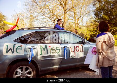 Bloomington, États-Unis. 16 avril 2020. Mary Alice Rickert, à droite, parle à ses élèves pendant la parade.les élèves de la 4ème classe de Mary Alice Rickert à l'école primaire Childs, tiennent un défilé surprise de distanciation sociale pour lui dire qu'ils lui manquent. Rickert a enseigné aux étudiants virtuellement, mais a dit qu'elle s'est rendue compte, les étudiants sont la seule raison qu'elle enseigne, et elle les manque. Elle a dit que le défilé est l'une des plus belles choses que personne n'a jamais fait pour elle. Crédit: SOPA Images Limited/Alay Live News Banque D'Images