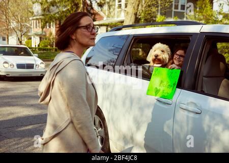 Bloomington, États-Unis. 16 avril 2020. Mary Alice Rickert, à gauche, réagit à un élève pendant la parade.les élèves de la 4ème classe de Mary Alice Rickert à l'école primaire Childs, tiennent un défilé surprise de distanciation sociale pour lui dire qu'ils lui manquent. Rickert a enseigné aux étudiants virtuellement, mais a dit qu'elle s'est rendue compte, les étudiants sont la seule raison qu'elle enseigne, et elle les manque. Elle a dit que le défilé est l'une des plus belles choses que personne n'a jamais fait pour elle. Crédit: SOPA Images Limited/Alay Live News Banque D'Images