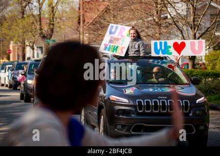 Bloomington, États-Unis. 16 avril 2020. Mary Alice Rickert, premier plan, ravie ses élèves pendant la parade.les élèves de la 4ème classe de Mary Alice Rickert à l'école primaire Childs, tiennent un défilé surprise de distanciation sociale pour lui dire qu'ils lui manquent. Rickert a enseigné aux étudiants virtuellement, mais a dit qu'elle s'est rendue compte, les étudiants sont la seule raison qu'elle enseigne, et elle les manque. Elle a dit que le défilé est l'une des plus belles choses que personne n'a jamais fait pour elle. Crédit: SOPA Images Limited/Alay Live News Banque D'Images