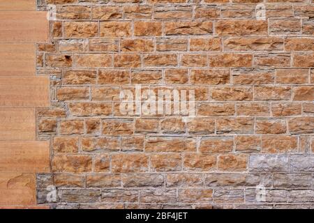 Texture fond d'un mur de pierre naturel de couleur brun clair du XIXe siècle avec joints de mortier de pointage Banque D'Images