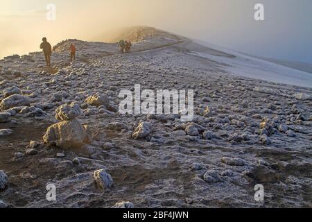 Randonneurs sur la crête du sommet du Mont Kilimandjaro Banque D'Images