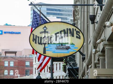 La Nouvelle-Orléans, LA - 27 mars 2016 : une clôture du panneau à l'extérieur du restaurant Huck Finn sur la rue Decatur à la Nouvelle-Orléans. Banque D'Images