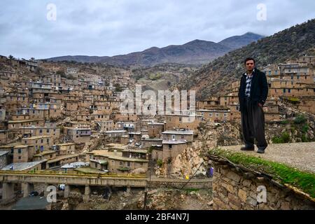 Palangan, Kurdistan iranien - 15 novembre 2013: Portrait environnemental de l'homme kurde dans le vieux village de Palangan stony muntain Banque D'Images