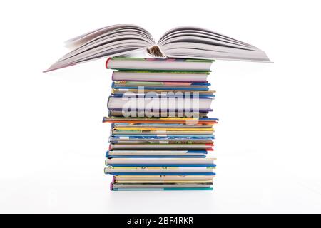 Pile de livres pour enfants isolés sur blanc Banque D'Images