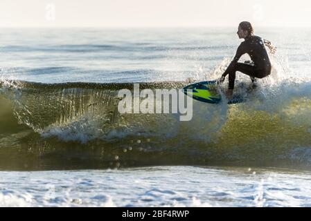 Surfeur pour adolescents profitant d'une séance de surf au lever du soleil à Jacksonville Beach dans le nord-est de la Floride. (ÉTATS-UNIS) Banque D'Images