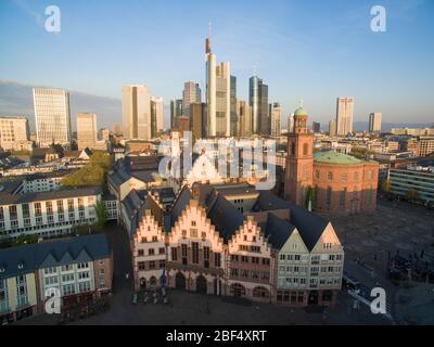 17 avril 2020, Hessen, Francfort-sur-le-Main: Presque déserté sont les Römerberg et Paulsplatz (vue aérienne avec drone). Là où les touristes du monde entier se bouscent, il n'y a actuellement pratiquement aucune opération en raison de la pandémie de Corona. Photo: Boris Roessler/dpa Banque D'Images