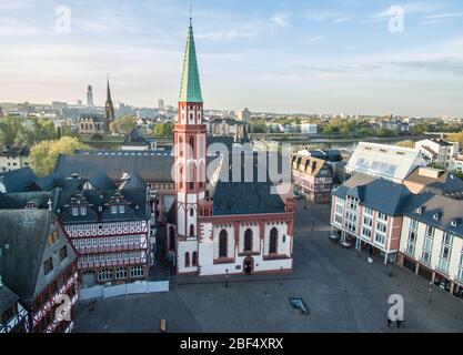 17 avril 2020, Hessen, Francfort-sur-le-Main: Presque déserté est le Römerberg (vue aérienne avec une drone). Là où les touristes du monde entier se bouscent, il n'y a actuellement pratiquement aucune opération en raison de la pandémie de corona. Photo: Boris Roessler/dpa Banque D'Images