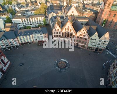 17 avril 2020, Hessen, Francfort-sur-le-Main: Presque déserté est le Römerberg (vue aérienne avec une drone). Là où les touristes du monde entier se bouscent, il n'y a actuellement pratiquement aucune opération en raison de la pandémie de corona. Photo: Boris Roessler/dpa Banque D'Images