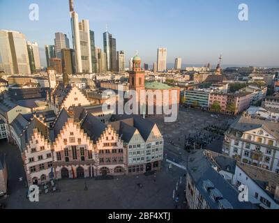 17 avril 2020, Hessen, Francfort-sur-le-Main: Presque déserté sont les Römerberg et Paulsplatz (vue aérienne avec drone). Là où les touristes du monde entier se bouscent, il n'y a actuellement pratiquement aucune opération en raison de la pandémie de Corona. Photo: Boris Roessler/dpa Banque D'Images