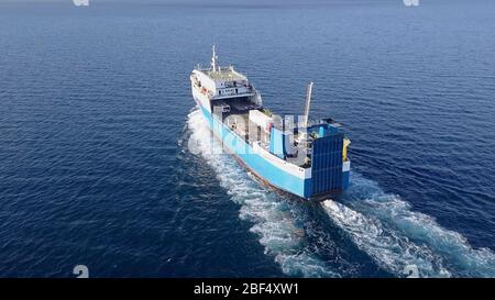 RO-RO Ship : vue aérienne d'un navire transporteur de véhicules RO-RO moyen en croisière en mer. Banque D'Images