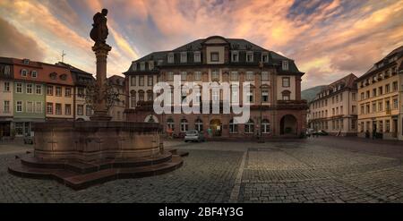 Marktplatz avec hôtel de ville au centre et fontaine Hercules, Heidelberg Allemagne Banque D'Images