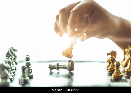 Gros plan de jeu d'échecs de jeu de chéquier pour gagner le concept d'affaires. Banque D'Images