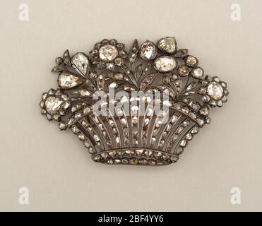 Broche. En forme de panier bas et large rempli d'un arrangement floral et foliaire, composé de diamants de la rose taillés en argent et en or. L'inversion permet de fermer les réglages ; broche à double-pronation, dont la plus longue glisse sous c-fermoir. Banque D'Images