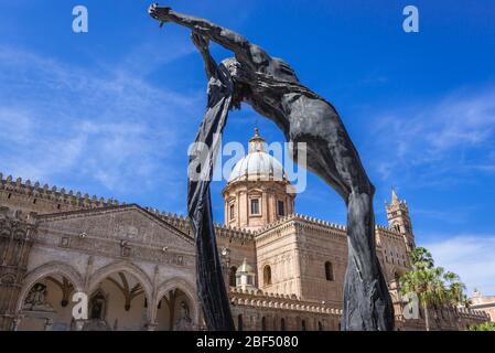 Sculpture devant la cathédrale métropolitaine de l'Assomption de la Vierge Marie à Palerme, capitale de la région autonome de Sicile dans le sud de l'Italie Banque D'Images