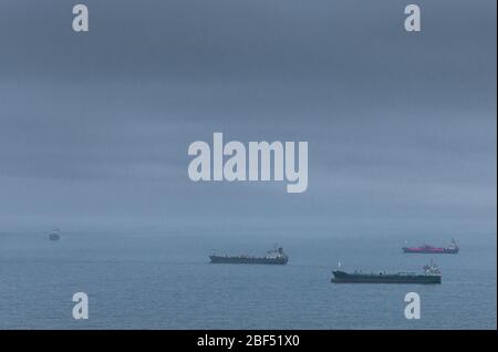 Fennells Bay, Cork, Irlande. 17 avril 2020. Le bateau à conteneurs Greetje arrivant avant l'aube à l'extérieur du port de Cork de Southampton, tandis que trois pétroliers, Corrib Fisher, Thun Glory et Maingas, se trouvent à l'ancre près de Fennells Bay, Co. Cork, Irlande. - crédit; David Creedon / Alay Live News Banque D'Images